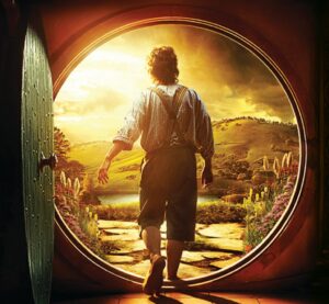Bilbo Baggins saindo do Bolsão em O Hobbit – Uma Jornada Inesperada.