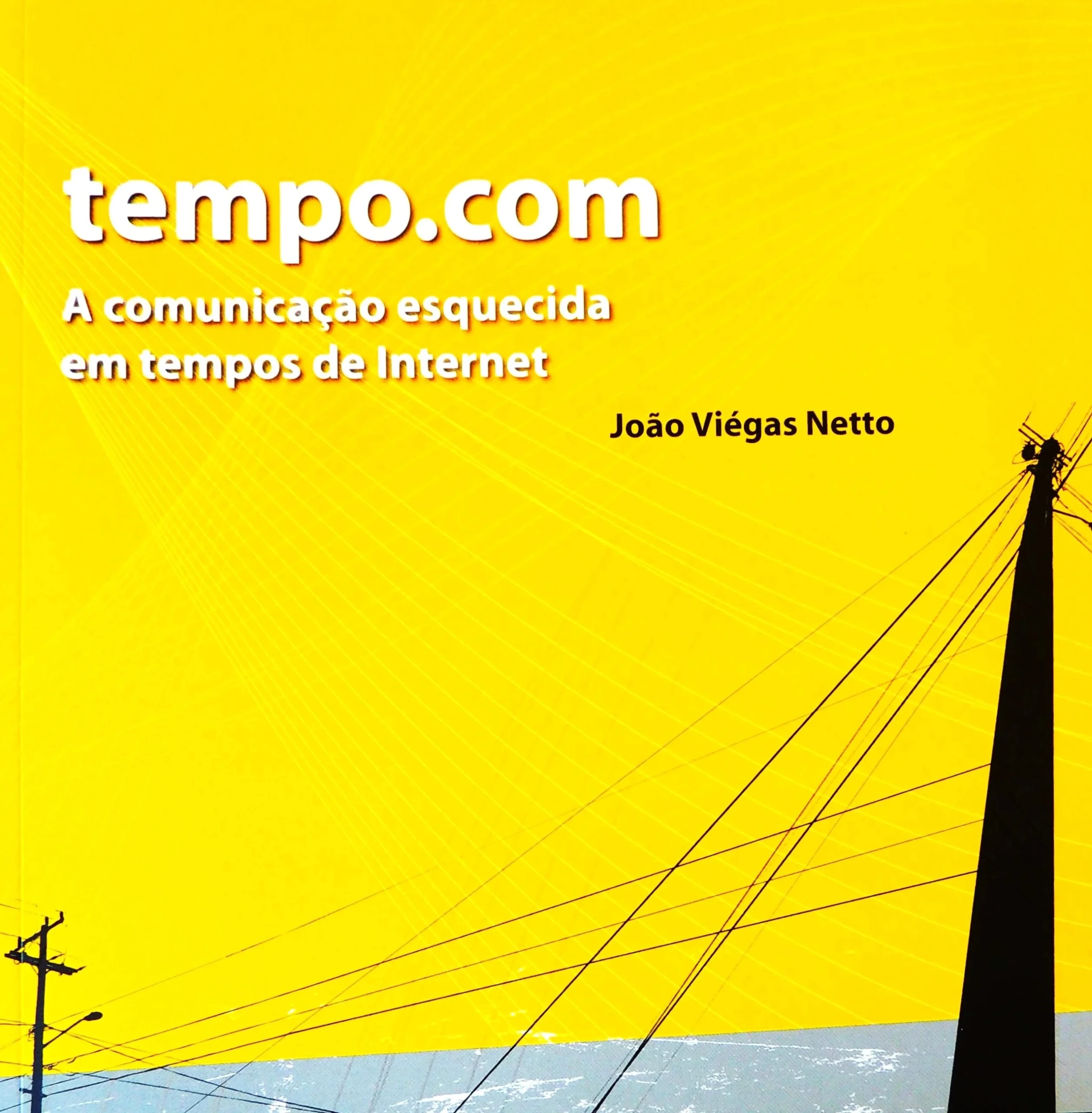 Capa do livro tempo.com – A comunicação esquecida em tempos de Internet, de João Viégas Netto, em fundo amarelo com poste de energia.